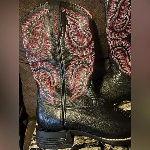 ARIAT boots - Picture 2 of 9